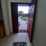 Guesthouse Ndroq * Ndroq